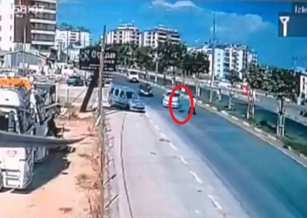 Antalya Serik'te Baba ve Çocuğu yolun karşısına geçerken otomobil çarptı 1'i ağır 2 yaralı