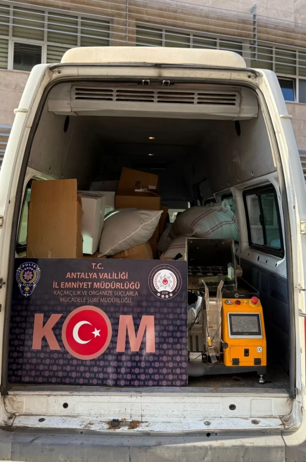 Antalya'da KOM ekipleri 712 bin 440 adet makaron ele geçirdi