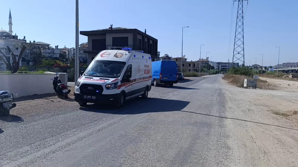 Antalya'da kargo aracıyla otomobil çarpıştı