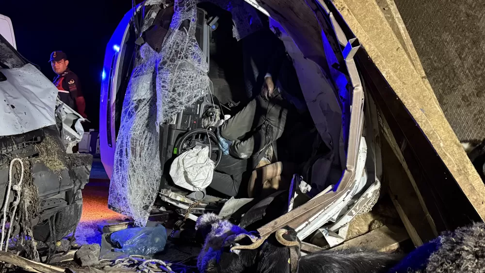 Diyarbakır’da iki kamyonet çarpıştı 2 ölü, 1 yaralı