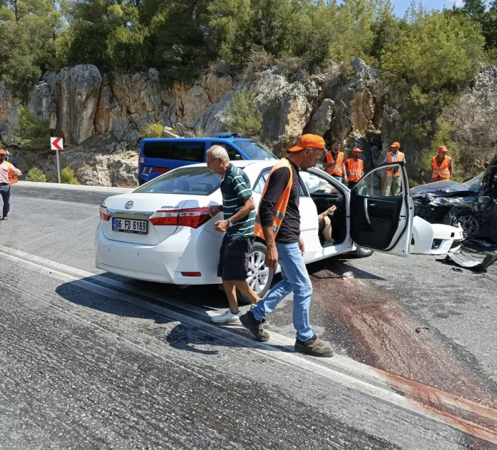 Antalya'da iki otomobilin çarpıştığı feci kazada 8 yaralı