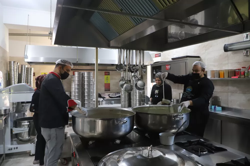 Korkuteli’de 258 haneye sıcak yemek! Saniye Başkan ihtiyaç sahiplerinin yanında