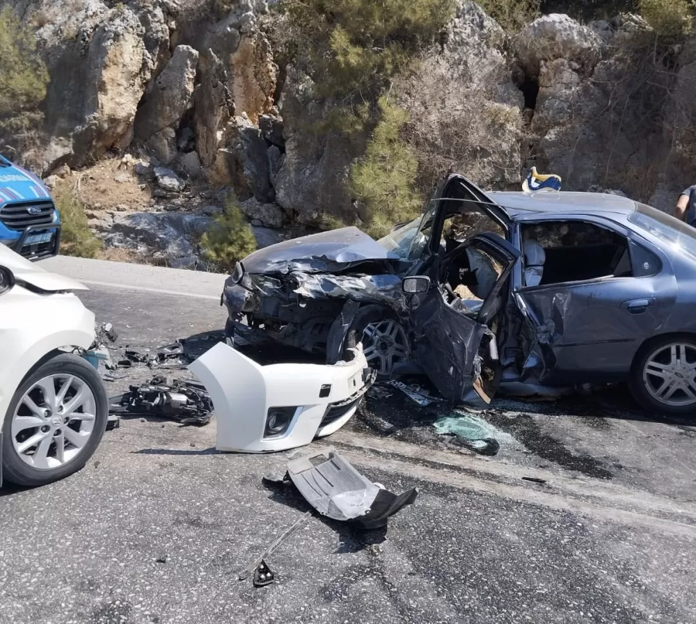 Antalya'da iki otomobilin çarpıştığı feci kazada 8 yaralı