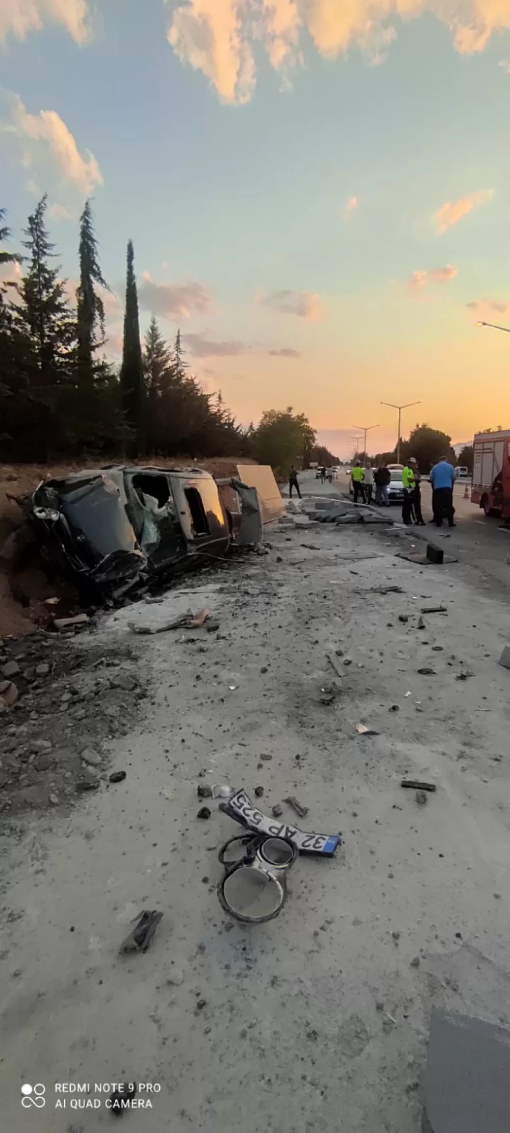 Tefenni-Burdur yolunda toprak kesite çarptı 2 kişi yaralandı