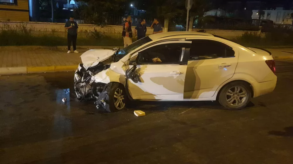 Antalya'da iki otomobil çarpıştı Sürücü araçtan fırladı