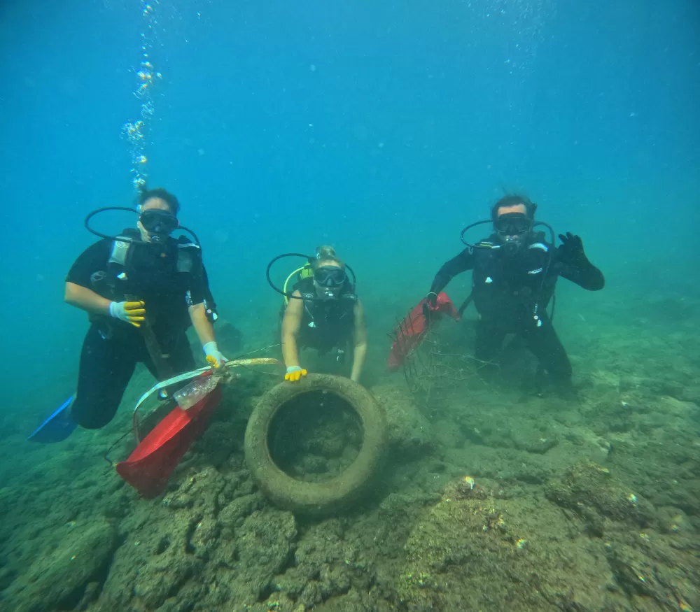 Antalya’da 40 metrelik falezlerde temizlik operasyonu