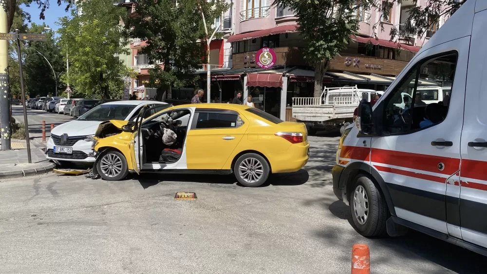 Burdur'da ticari taksi ile otomobil çarpıştı 3 yaralı