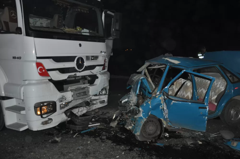 Kahramanmaraş Afşin'de Tır ile otomobil kafa kafaya çarpıştı 3 ölü
