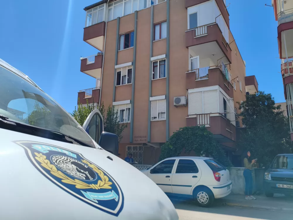 Aynı evde yaşadığı babasının öldüğünü 3 gün sonra fark edip, ablasına haber verdi