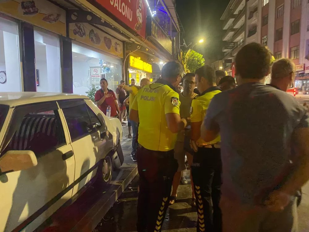 Antalya'da trafik kazası Kamyonetin çarptığı otomobil kaldırıma çıktı