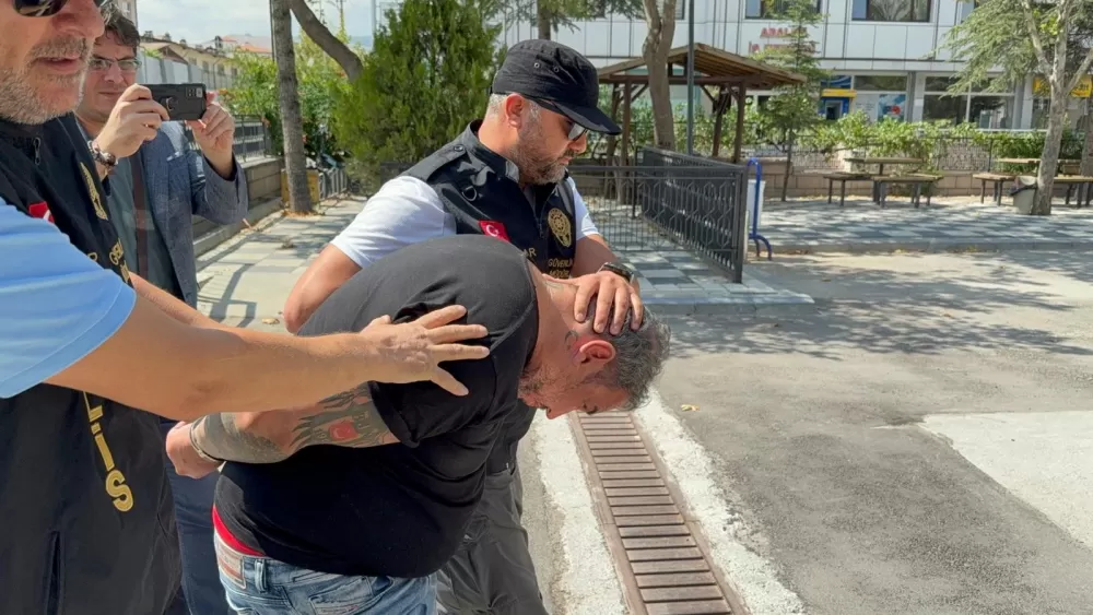 Afyonkarahisar'da Sosyal medyadan valiye küfür ve hakaret eden şahıs Antalya'da yakalandı