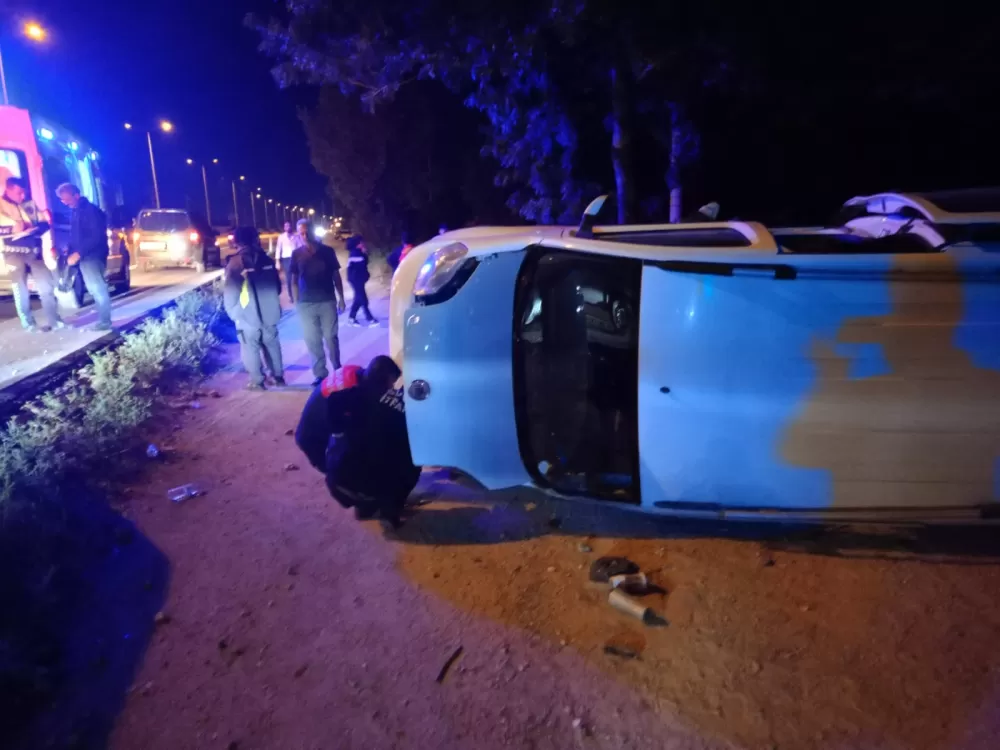 Burdur-Antalya yolunda otomobil yan yattı