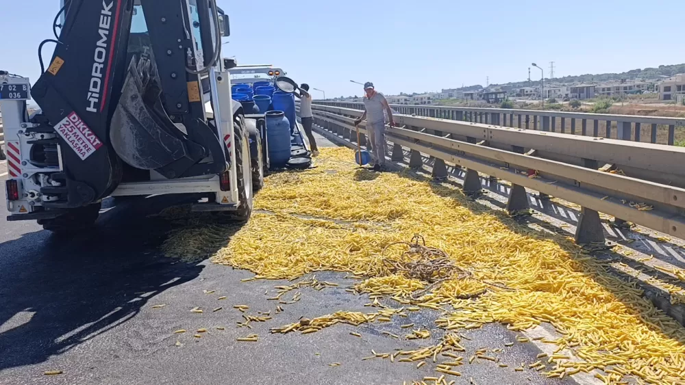 Patates yüklü kamyonet kaza yaptı, yol patatesle kaplandı!