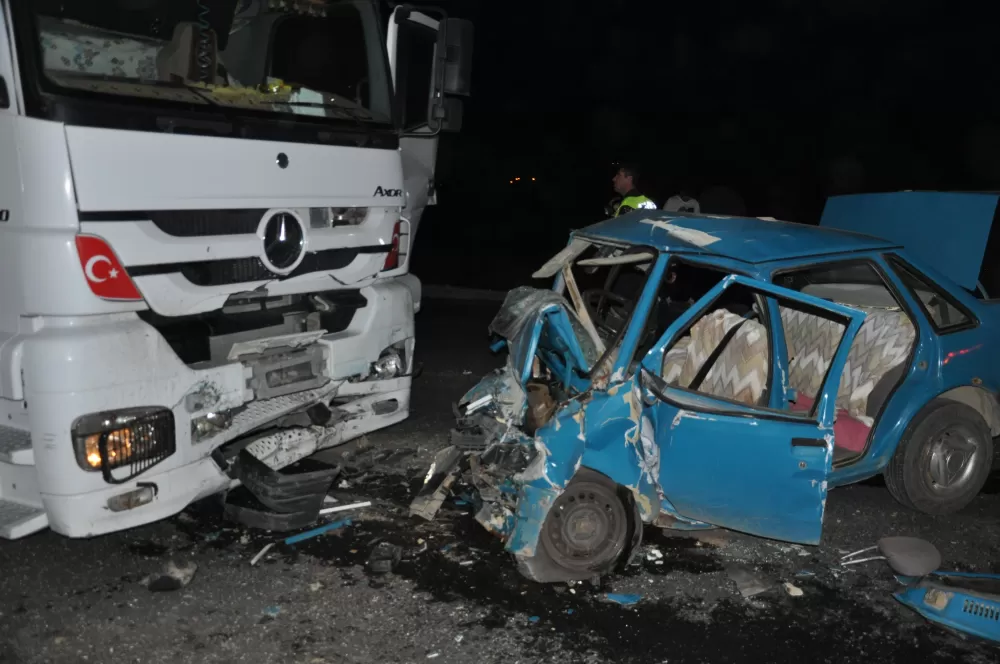 Kahramanmaraş Afşin'de Tır ile otomobil kafa kafaya çarpıştı 3 ölü