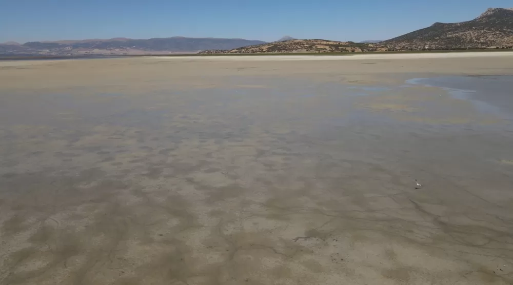 Türkiye'nin 4'üncü büyük gölü kuraklık nedeniyle ortadan ikiye bölündü