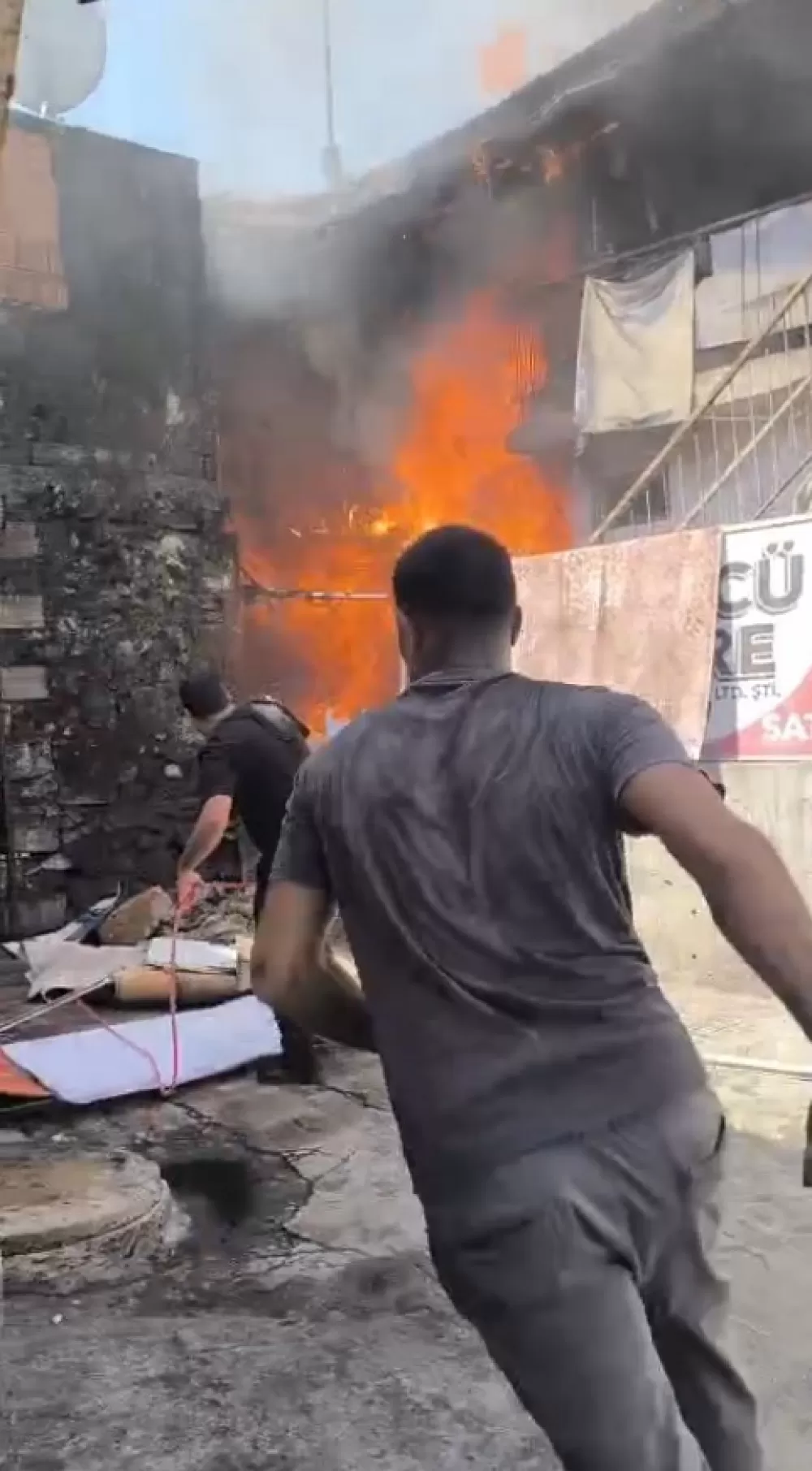 “Ben yanarım, o yanmaz” Antalya'da Kıbrıs Gazisinin evi yandı, bayrağı sağ kaldı