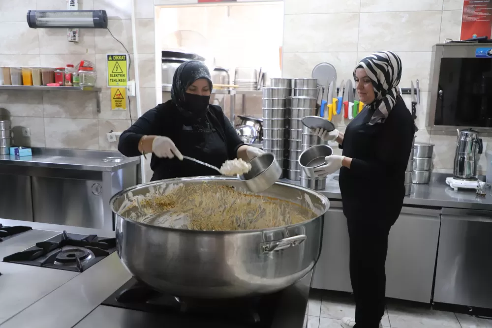 Korkuteli’de 258 haneye sıcak yemek! Saniye Başkan ihtiyaç sahiplerinin yanında