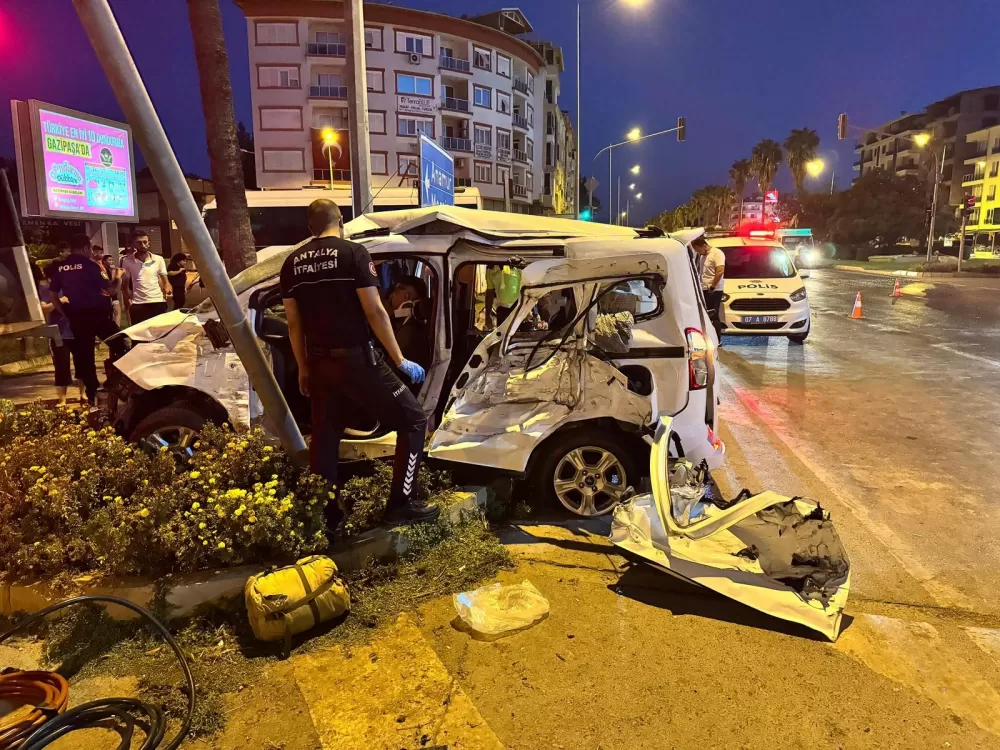 Antalya'da kırmızı ışık ihlali kazayı da beraberinde getirdi 3'ü ağır 6 yaralı