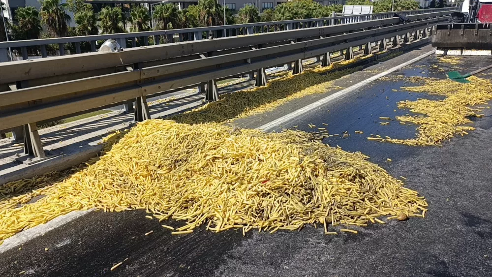 Kamyonet bariyerlere çarptı, kilolarca patates yola saçıldı