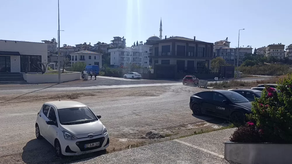 Antalya'da kargo aracıyla otomobil çarpıştı