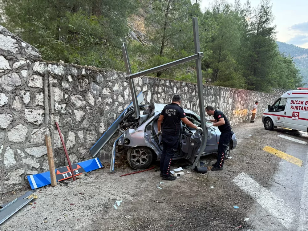 Antalya-Isparta yolunda feci kaza! 3 yaralı var