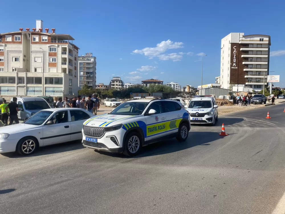 Antalya Serik'te Baba ve Çocuğu yolun karşısına geçerken otomobil çarptı 1'i ağır 2 yaralı