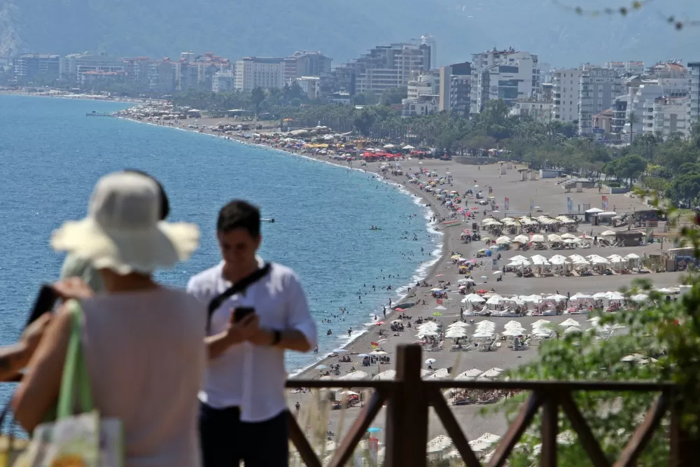 Okullar açıldı, dünyaca ünlü sahildeki yoğunluk yarı yarıya düştü