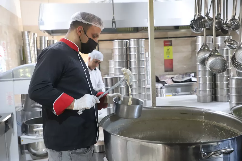 Korkuteli’de 258 haneye sıcak yemek! Saniye Başkan ihtiyaç sahiplerinin yanında