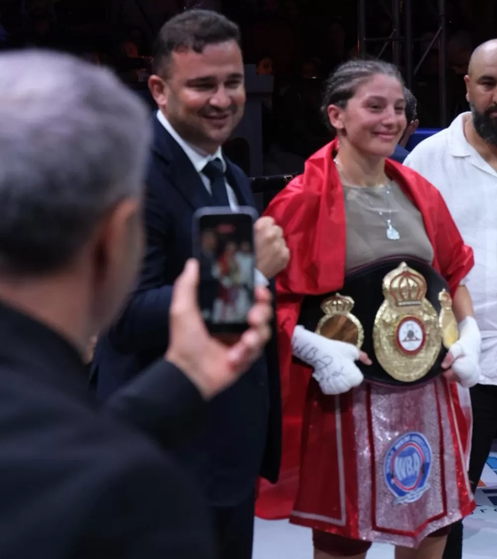 ALKÜ’lü öğrenci dünya şampiyonunu yendi, altın kemerin sahibi oldu