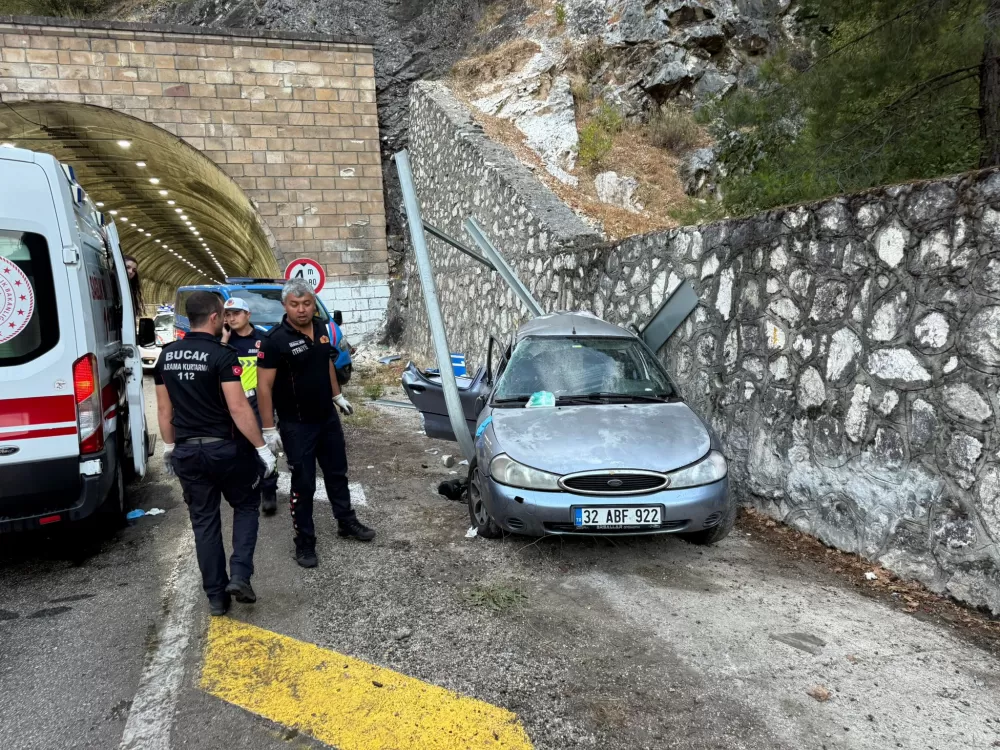 Antalya-Isparta yolunda feci kaza! 3 yaralı var
