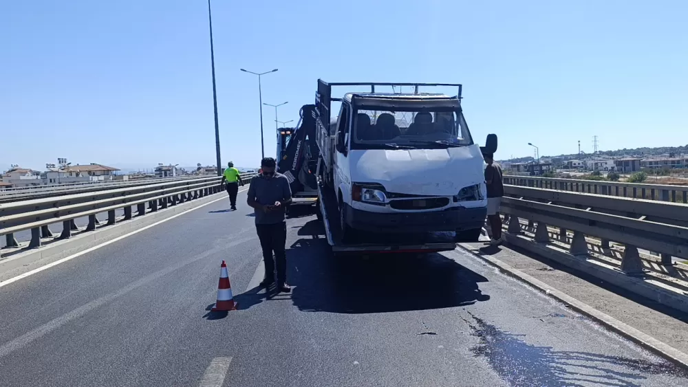 Patates yüklü kamyonet kaza yaptı, yol patatesle kaplandı!