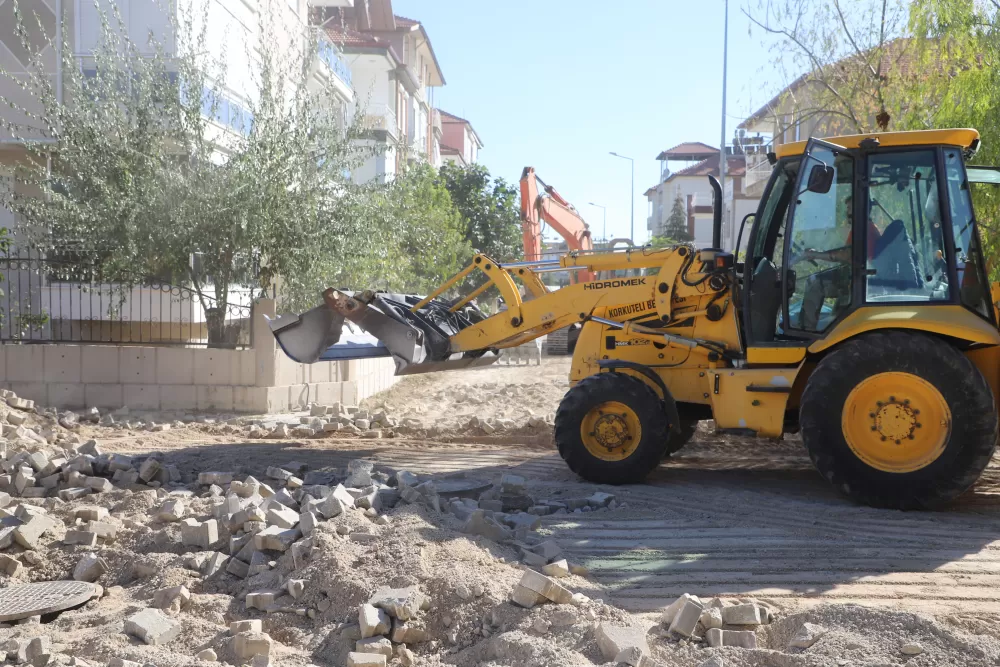 Korkuteli’nde yol konforu için büyük adım! Sıcak asfalt çalışmaları başladı