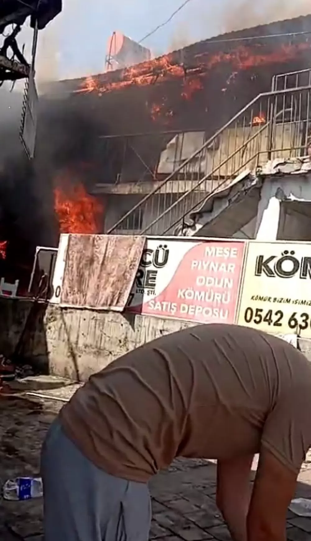 “Ben yanarım, o yanmaz” Antalya'da Kıbrıs Gazisinin evi yandı, bayrağı sağ kaldı