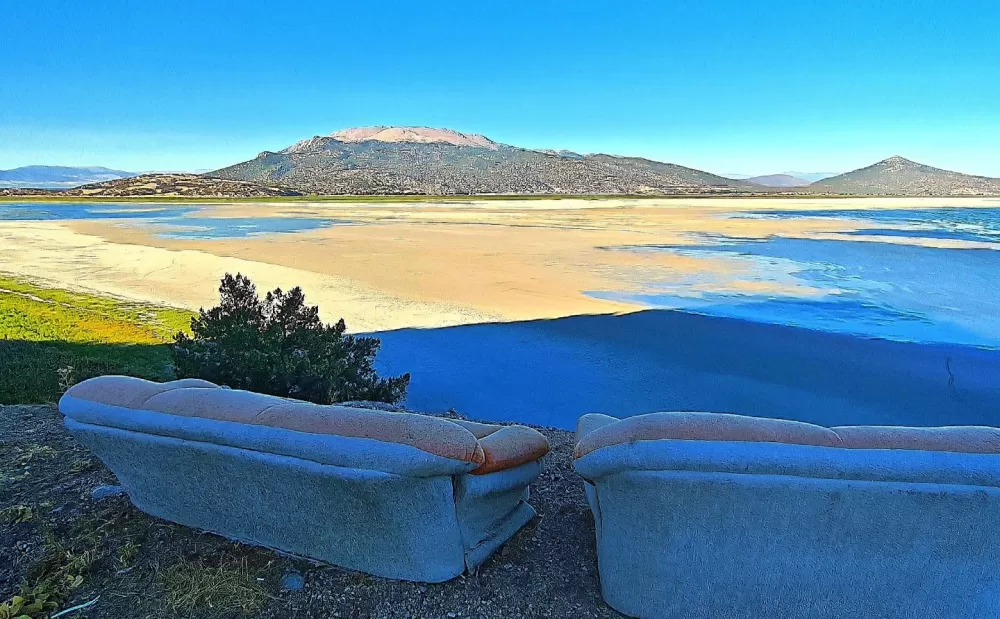 Türkiye'nin 4'üncü büyük gölü kuraklık nedeniyle ortadan ikiye bölündü