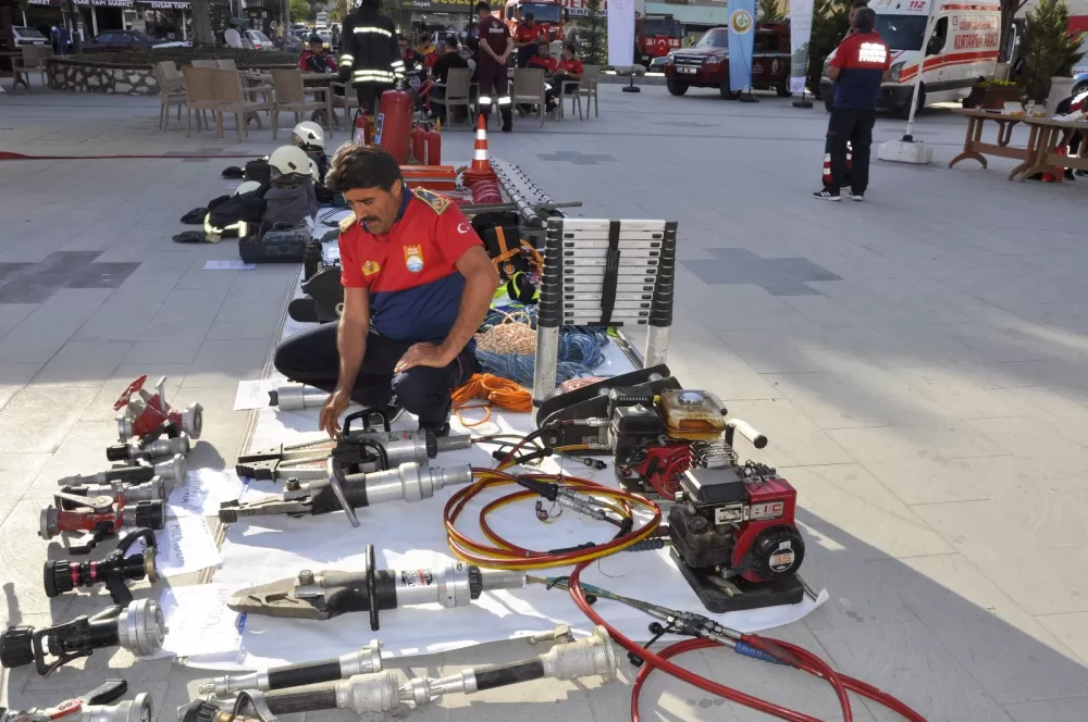 Burdur'da çocuklara itfaiye ekipmanları anlatıldı