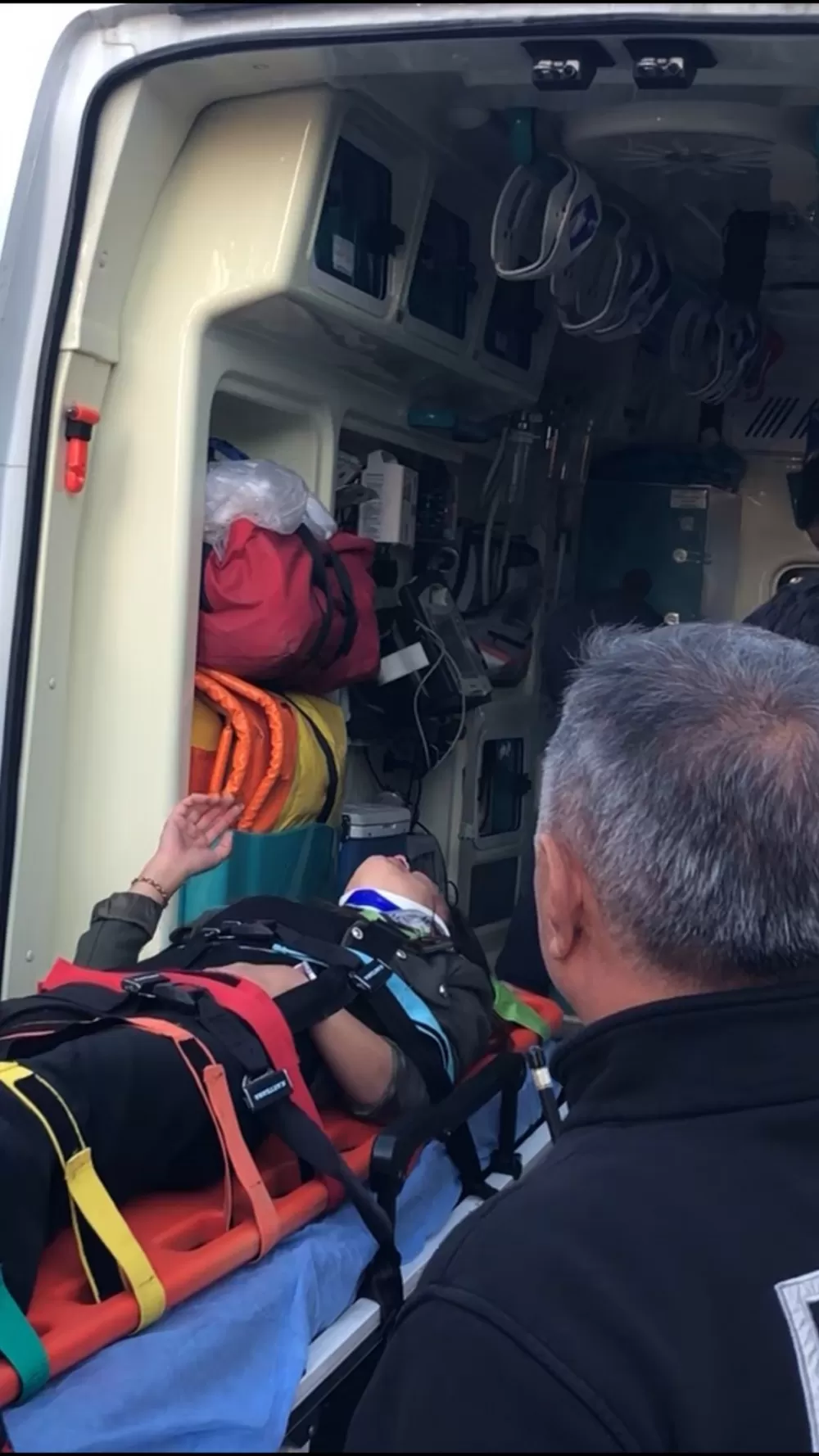 Kaza sonrası motosikletiyle yola savrulan genç kız gözyaşlarıyla hastaneye götürüldü