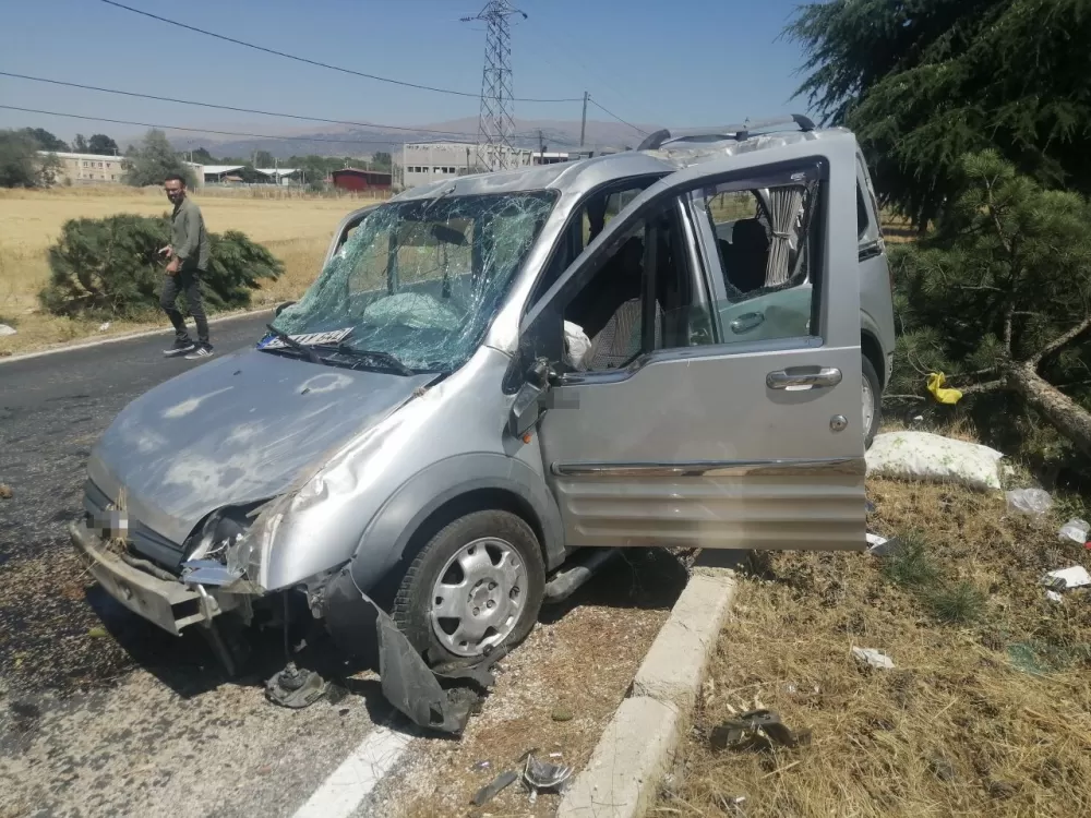 Isparta'da otomobil refüje çarpıp takla attı 2 yaralı