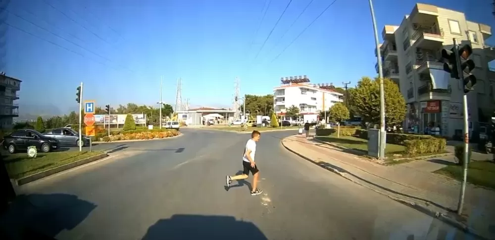 Ambulans şoförünün dikkati 1 dakikada 2 kazayı önledi