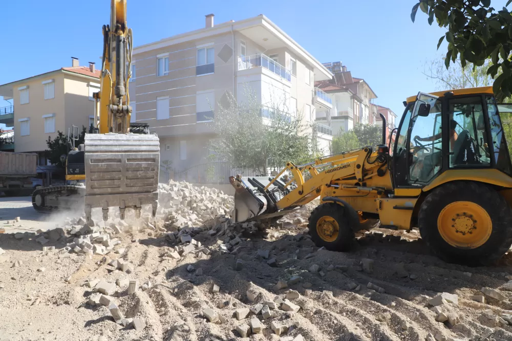 Korkuteli’nde yol konforu için büyük adım! Sıcak asfalt çalışmaları başladı