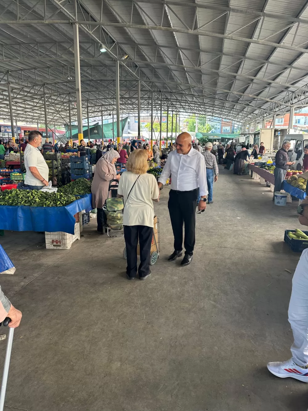 Tefenni’de halkın nabzı pazar yerinde tutuldu Başkan Alagöz vatandaşla buluştu
