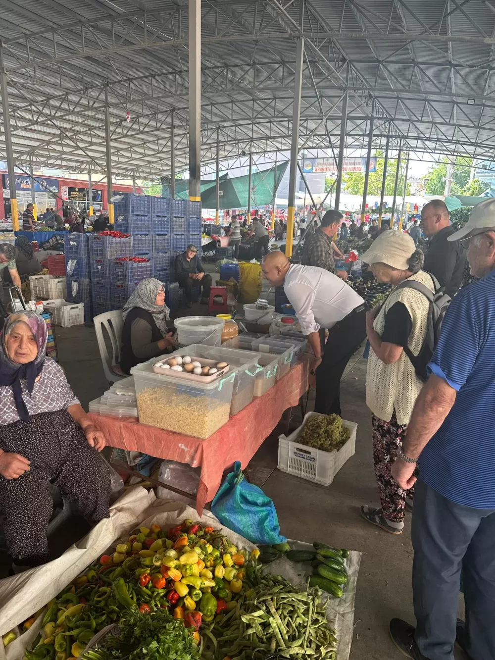 Tefenni’de halkın nabzı pazar yerinde tutuldu Başkan Alagöz vatandaşla buluştu