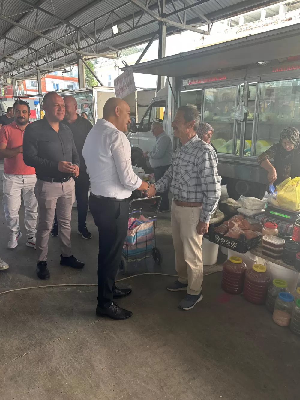 Tefenni’de halkın nabzı pazar yerinde tutuldu Başkan Alagöz vatandaşla buluştu