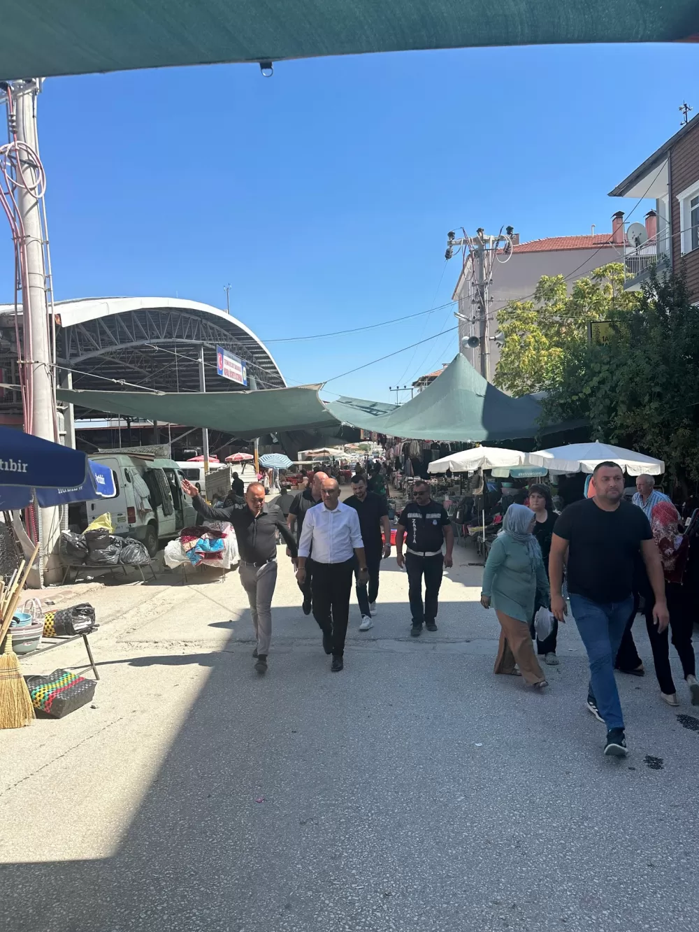 Tefenni’de halkın nabzı pazar yerinde tutuldu Başkan Alagöz vatandaşla buluştu
