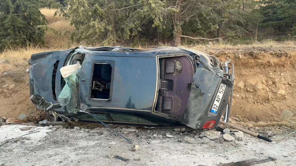 Tefenni-Burdur yolunda toprak kesite çarptı 2 kişi yaralandı