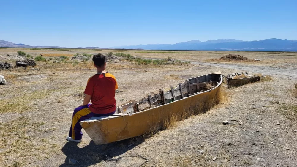 Afyonkarahisar'da, Eber Gölünde karaya oturan kayıklar korkutucu manzara oluşturdu