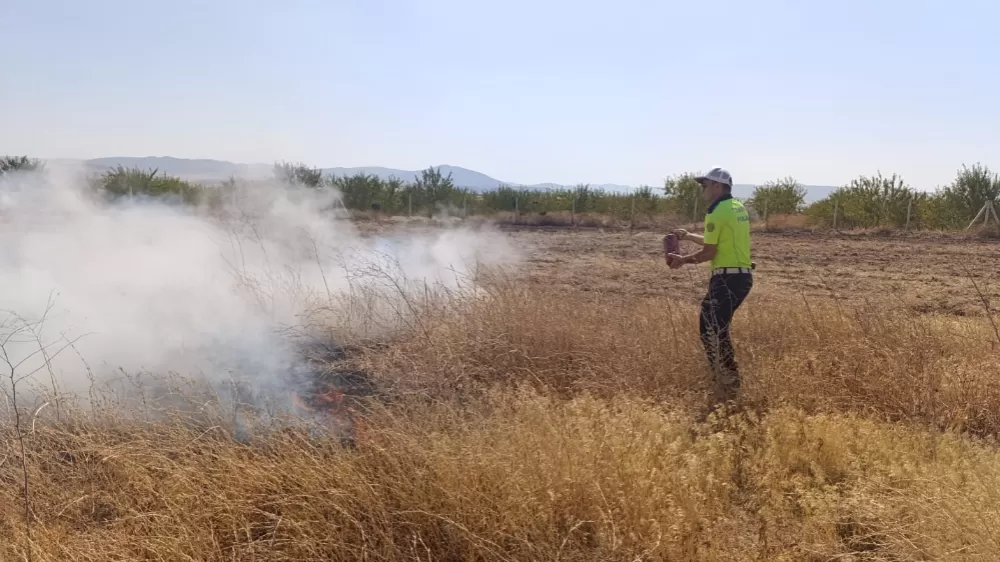 Afyonkarahisar'da polis yangını büyümeden kontrol altına aldı