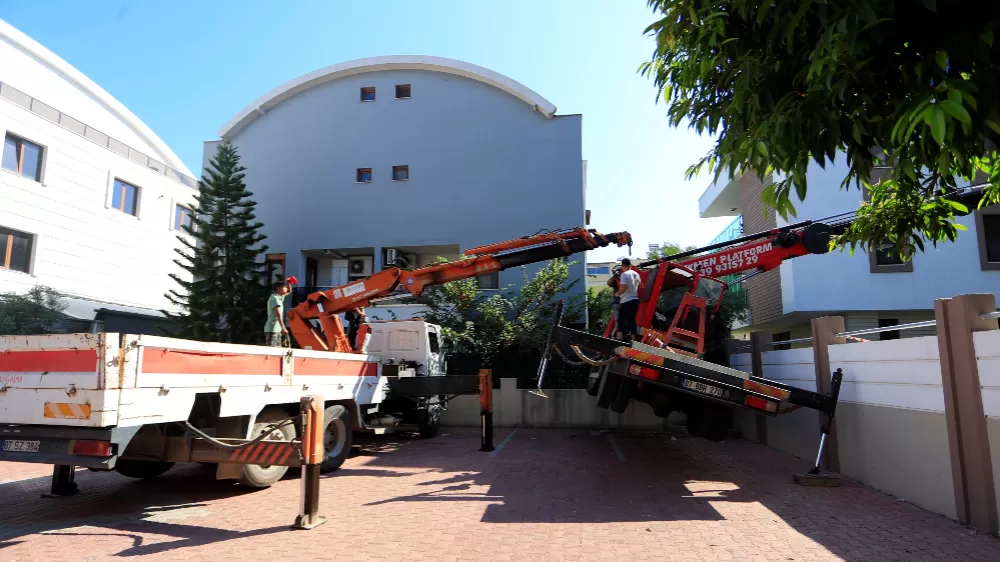 Ağaç budanması için kiralanan vinç yan yattı