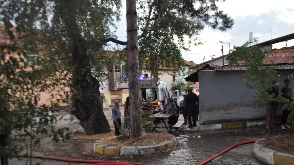 Ahşap evde tandırdan sıçrayan kıvılcımlar yangın çıkarttı