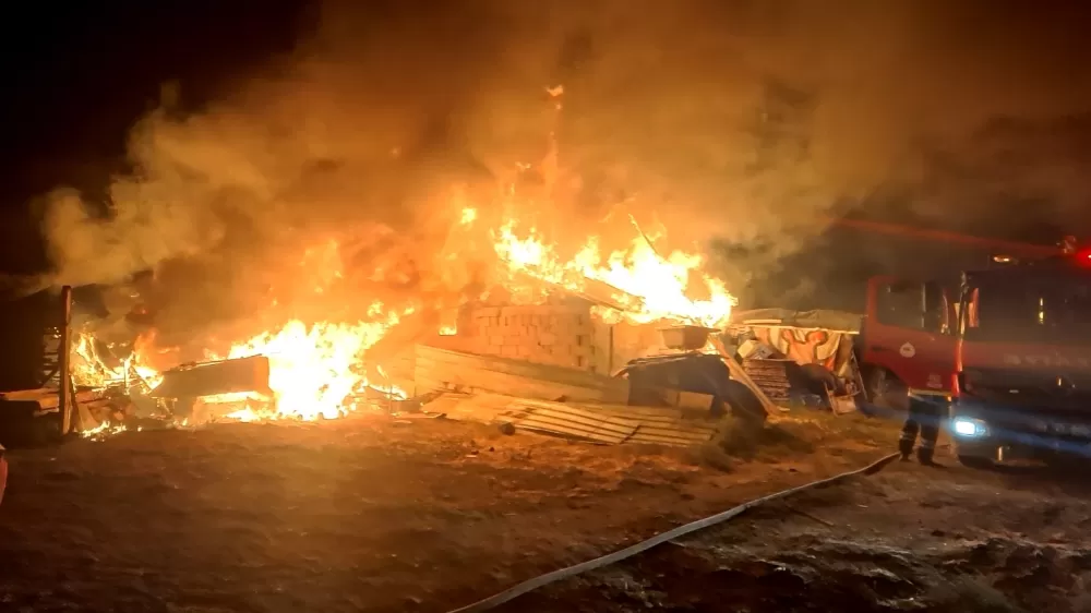 Aksaray'da  alev topuna dönen evi gören sahibinin oğlunun  "Evimiz yandı annem" diyen  feryatları ortağı inletti 