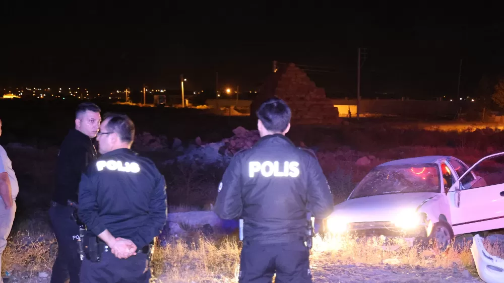 Aksaray'da  Ehliyetsiz ve alkollü otomobil sürücüsü takla atarak boş araziye girdi 1 ölü, 1 yaralı